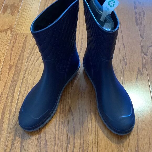 Size 8.5 navy blue rubber boots.  NWOT - Picture 1 of 9